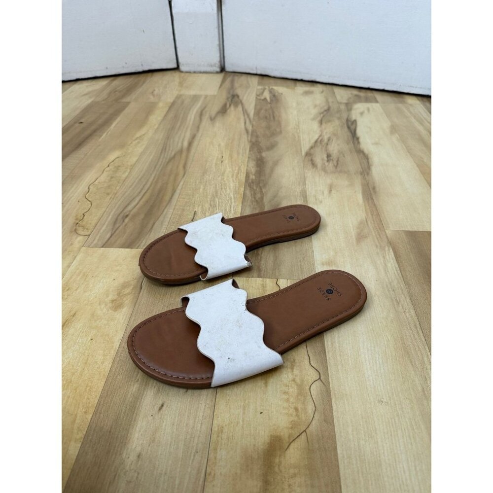 Shade & Shore women’s size 8 white scalloped sandals